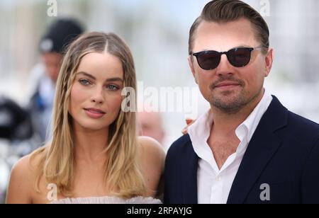 (190522) -- CANNES, 22. Mai 2019 (Xinhua) -- der Schauspieler Leonardo DiCaprio und die Schauspielerin Margot Robbie posieren während eines Fotogesprächs während der 72. Filmfestspiele in Cannes, Frankreich, am 22. Mai 2019 in Hollywood. Es war einmal in Hollywood, dass es um die Palme d oder mit 20 anderen Filmen konkurrieren wird. (Xinhua/Gao Jing) FRANCE-CANNES-FILM FESTIVAL-PHOTOCALL- EINST IN HOLLYWOOD PUBLICATIONxNOTxINxCHN Stockfoto