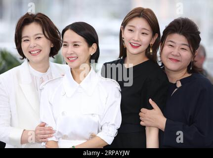 (190522) -- CANNES, 22. Mai 2019 (Xinhua) -- die Schauspielerinnen Cho Yeo-jeong (2. L) und Park so-Damm (2. R) posieren während eines Fotorufs für Parasiten auf dem 72. Cannes Film Festival in Cannes, Frankreich, 22. Mai 2019. Parasit wird um die Palme d oder mit 20 anderen Filmen konkurrieren. (Xinhua/Gao Jing) FRANCE-CANNES-FILM FESTIVAL-PHOTOCALL-PARASIT PUBLICATIONxNOTxINxCHN Stockfoto