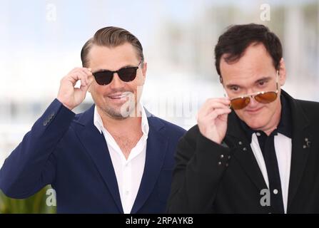 (190522) -- CANNES, 22. Mai 2019 (Xinhua) -- Schauspieler Leonardo DiCaprio (L) und Regisseur Quentin Tarantino posieren während eines Fotobesuchs in Hollywood während des 72. Cannes Film Festivals in Cannes, Frankreich, 22. Mai 2019. Es war einmal in Hollywood, dass es um die Palme d oder mit 20 anderen Filmen konkurrieren wird. (Xinhua/Gao Jing) FRANCE-CANNES-FILM FESTIVAL-PHOTOCALL- EINST IN HOLLYWOOD PUBLICATIONxNOTxINxCHN Stockfoto