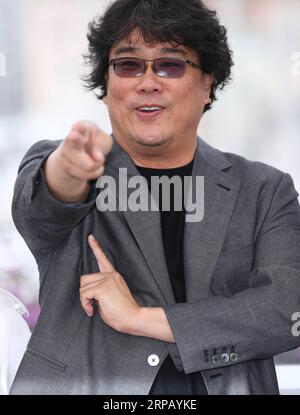 (190522) -- CANNES, 22. Mai 2019 (Xinhua) -- Regisseur Bong Joon-ho posiert während eines Fotogesprächs für Parasiten beim 72. Cannes Film Festival in Cannes, Frankreich, 22. Mai 2019. Parasit wird um die Palme d oder mit 20 anderen Filmen konkurrieren. (Xinhua/Gao Jing) FRANCE-CANNES-FILM FESTIVAL-PHOTOCALL-PARASIT PUBLICATIONxNOTxINxCHN Stockfoto