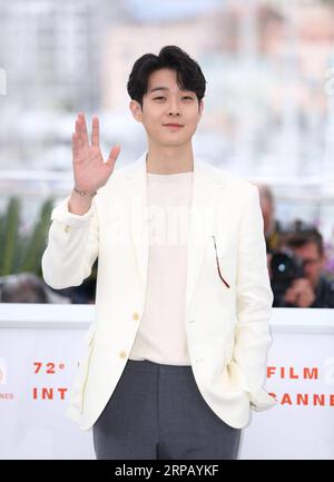 (190522) -- CANNES, 22. Mai 2019 (Xinhua) -- Schauspieler Choi Woo-shik posiert während eines Fotorufs für Parasiten auf dem 72. Cannes Film Festival in Cannes, Frankreich, 22. Mai 2019. Parasit wird um die Palme d oder mit 20 anderen Filmen konkurrieren. (Xinhua/Gao Jing) FRANCE-CANNES-FILM FESTIVAL-PHOTOCALL-PARASIT PUBLICATIONxNOTxINxCHN Stockfoto