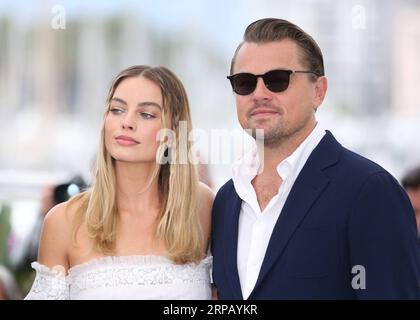 (190522) -- CANNES, 22. Mai 2019 (Xinhua) -- der Schauspieler Leonardo DiCaprio und die Schauspielerin Margot Robbie posieren während eines Fotogesprächs während der 72. Filmfestspiele in Cannes, Frankreich, am 22. Mai 2019 in Hollywood. Es war einmal in Hollywood, dass es um die Palme d oder mit 20 anderen Filmen konkurrieren wird. (Xinhua/Gao Jing) FRANCE-CANNES-FILM FESTIVAL-PHOTOCALL- EINST IN HOLLYWOOD PUBLICATIONxNOTxINxCHN Stockfoto