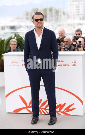(190522) -- CANNES, 22. Mai 2019 (Xinhua) -- Schauspieler Leonardo DiCaprio posiert während eines Fotogesprächs während des 72. Cannes Film Festivals in Cannes, Frankreich, 22. Mai 2019 in Hollywood. Es war einmal in Hollywood, dass es um die Palme d oder mit 20 anderen Filmen konkurrieren wird. (Xinhua/Gao Jing) FRANCE-CANNES-FILM FESTIVAL-PHOTOCALL- EINST IN HOLLYWOOD PUBLICATIONxNOTxINxCHN Stockfoto