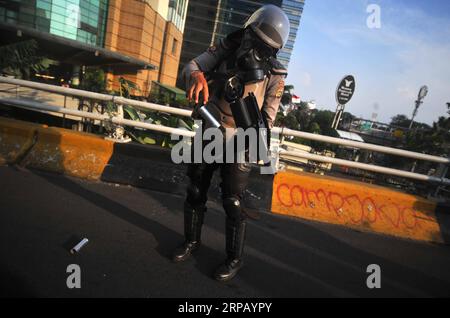 (190522) -- JAKARTA, 22. Mai 2019 -- ein indonesischer Aufruhr-Polizist hält einen Tränengaswerfer während eines Kampfes in Jakarta, Indonesien, am 22. Mai 2019. Die Polizei von Jakarta hat 257 Randalierer verhaftet, die an gewaltsamen Wahldemonstrationen beteiligt waren, und es wird erwartet, dass weitere verhaftet werden, da die Demonstrationen noch andauern, sagte Polizeisprecher Argo Yuwono von Jakarta am Mittwoch hier. ) INDONESIEN-JAKARTA-WAHLPROTEST Zulkarnain PUBLICATIONxNOTxINxCHN Stockfoto