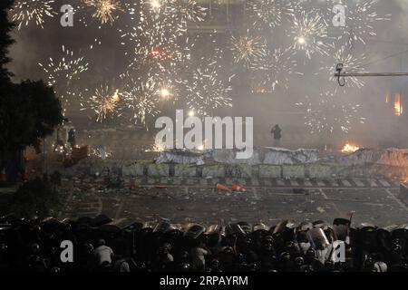 (190522) -- JAKARTA, 22. Mai 2019 -- indonesische Polizei schießt Tränengaskanister auf Demonstranten während eines Konflikts in Jakarta, Indonesien, 22. Mai 2019. Die Polizei von Jakarta hat 257 Randalierer verhaftet, die an gewaltsamen Wahldemonstrationen beteiligt waren, und es wird erwartet, dass weitere verhaftet werden, da die Demonstrationen noch andauern, sagte Polizeisprecher Argo Yuwono von Jakarta am Mittwoch hier. ) INDONESIEN-JAKARTA-WAHLKAMPFDEMONSTRATION DedixIstanto PUBLICATIONxNOTxINxCHN Stockfoto