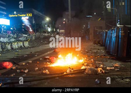 (190522) -- JAKARTA, 22. Mai 2019 -- Demonstranten werden bei einem Zusammenstoß vor dem Aufsichtsratsgebäude der Wahl in Jakarta, Indonesien, am 22. Mai 2019 gesehen. Die Polizei von Jakarta hat 257 Randalierer verhaftet, die an gewaltsamen Wahldemonstrationen beteiligt waren, und es wird erwartet, dass weitere verhaftet werden, da die Demonstrationen noch andauern, sagte Polizeisprecher Argo Yuwono von Jakarta am Mittwoch hier. ) INDONESIEN-JAKARTA-WAHLGEWALTDEMONSTRATION VerixSanovri PUBLICATIONxNOTxINxCHN Stockfoto