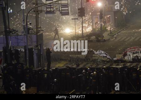 (190522) -- JAKARTA, 22. Mai 2019 -- indonesische Aufständische Polizeibeamte werden bei einem Zusammenstoß in Jakarta, Indonesien, am 22. Mai 2019 gesehen. Die Polizei von Jakarta hat 257 Randalierer verhaftet, die an gewaltsamen Wahldemonstrationen beteiligt waren, und es wird erwartet, dass weitere verhaftet werden, da die Demonstrationen noch andauern, sagte Polizeisprecher Argo Yuwono von Jakarta am Mittwoch hier. ) INDONESIEN-JAKARTA-WAHLPROTEST AGUNGXKUNCAHYAXB. PUBLICATIONxNOTxINxCHN Stockfoto