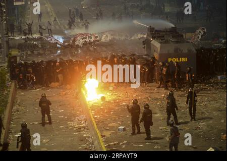 (190522) -- JAKARTA, 22. Mai 2019 -- indonesische Polizisten spritzen während eines Kampfes in Jakarta, Indonesien, am 22. Mai 2019 Wasserkanonen auf Demonstranten. Die Polizei von Jakarta hat 257 Randalierer verhaftet, die an gewaltsamen Wahldemonstrationen beteiligt waren, und es wird erwartet, dass weitere verhaftet werden, da die Demonstrationen noch andauern, sagte Polizeisprecher Argo Yuwono von Jakarta am Mittwoch hier. ) INDONESIEN-JAKARTA-WAHLPROTEST AGUNGXKUNCAHYAXB. PUBLICATIONxNOTxINxCHN Stockfoto