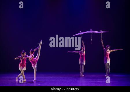 (190523) -- PEKING, 23. Mai 2019 (Xinhua) -- Kinder der Nanjing Little Red Flower Art Troupe of China treten am Alexander Theatre in Helsinki, Finnland, am 21. Mai 2019 auf. (Xinhua/Matti Matikainen) XINHUA FOTOS DES TAGES PUBLICATIONxNOTxINxCHN Stockfoto