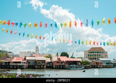 Schwimmendes Haus und Meereslandschaft von Chew Jetty in Georgetown, Penang Island, Malaysia Stockfoto
