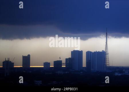 (190523) -- PEKING, 23. Mai 2019 -- Gewitterwolken erheben sich über Quezon City, Philippinen, 22. Mai 2019. ) XINHUA-FOTOS DES TAGES ROUELLExUMALI PUBLICATIONxNOTxINxCHN Stockfoto