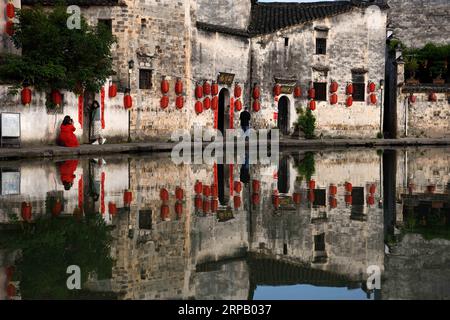 (190523) -- PEKING, 23. Mai 2019 (Xinhua) -- Touristen besuchen den malerischen Ort Hongcun Village in Yixian County, Ostchinas Provinz Anhui, 22. Mai 2019. (Xinhua/Liu Junxi) XINHUA FOTOS DES TAGES PUBLICATIONxNOTxINxCHN Stockfoto