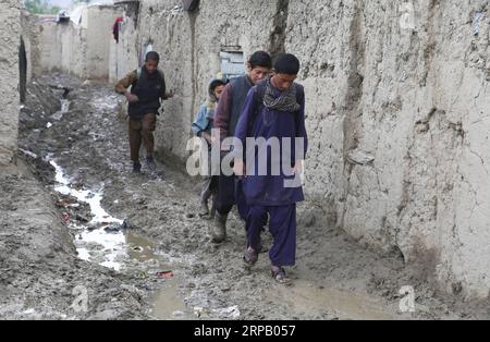 (190523) -- KABUL, 23. Mai 2019 -- afghanische Vertriebene gehen in einem provisorischen Lager in Kabul, Hauptstadt Afghanistans, 23. Mai 2019. Seit Anfang dieses Jahres sind etwa 185.000 afghanische Flüchtlinge aus Pakistan, Iran und den staaten der Europäischen Union zurückgekehrt, berichtete die Organisation der Vereinten Nationen für Migration, Internationale Organisation für Migration (IOM) am Mittwoch. ) AFGHANISTAN-KABUL-FLÜCHTLINGE SayedxMomizadah PUBLICATIONxNOTxINxCHN Stockfoto