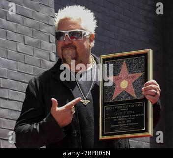 (190523) -- LOS ANGELES, 23. Mai 2019 -- Gastronom Guy Fieri besucht seine Hollywood Walk of Fame Star Zeremonie in Los Angeles, USA, 22. Mai 2019. ) U.S.-LOS ANGELES-GUY FIERI-HOLLYWOOD WALK OF FAME-STAR CEREMONY ZHAOXHANRONG PUBLICATIONXNOTXINXCHN Stockfoto