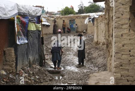 (190523) -- KABUL, 23. Mai 2019 -- afghanische Vertriebene Kinder stehen in einem provisorischen Lager in Kabul, Hauptstadt Afghanistans, 23. Mai 2019. Seit Anfang dieses Jahres sind etwa 185.000 afghanische Flüchtlinge aus Pakistan, Iran und den staaten der Europäischen Union zurückgekehrt, berichtete die Organisation der Vereinten Nationen für Migration, Internationale Organisation für Migration (IOM) am Mittwoch. ) AFGHANISTAN-KABUL-FLÜCHTLINGE SayedxMomizadah PUBLICATIONxNOTxINxCHN Stockfoto