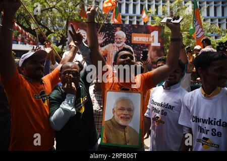 (190523) - MUMBAI, 23. Mai 2019 (Xinhua) - Unterstützer des indischen Premierministers Narendra Modi und der regierenden Bharatiya Janata Party (BJP) feiern am 23. Mai 2019 außerhalb des BJP-Hauptquartiers in Mumbai, Indien. Der indische Premierminister Narendra Modi lobte am Donnerstag die Leistung der regierenden Bharatiya Janata Party (BJP) bei den gerade abgeschlossenen Wahlen in Indien, da die Trends bei der laufenden Stimmenauszählung die BJP auf eine Siegesserie hinwiesen. (Xinhua/Stringer) INDIA-MUMBAI-ELECTION-BJP-CELEBRATION PUBLICATIONxNOTxINxCHN Stockfoto