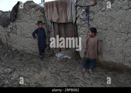 (190523) -- KABUL, 23. Mai 2019 -- afghanische Vertriebene Kinder stehen in einem provisorischen Lager in Kabul, Hauptstadt Afghanistans, 23. Mai 2019. Seit Anfang dieses Jahres sind etwa 185.000 afghanische Flüchtlinge aus Pakistan, Iran und den staaten der Europäischen Union zurückgekehrt, berichtete die Organisation der Vereinten Nationen für Migration, Internationale Organisation für Migration (IOM) am Mittwoch. ) AFGHANISTAN-KABUL-FLÜCHTLINGE SayedxMomizadah PUBLICATIONxNOTxINxCHN Stockfoto