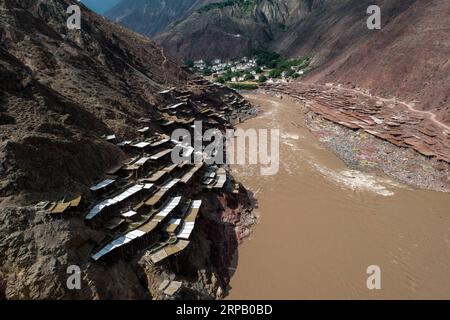 (190523) -- LHASA, 23. Mai 2019 (Xinhua) -- Luftbild zeigt Salzfelder im Mangkam County, südwestchinesische Autonome Region Tibet, 22. Mai 2019. Eine alte Technik der Salzgewinnung seit der Tang-Dynastie (618–907) ist im Mangkam County gut erhalten. Die Einheimischen folgen einer Salzerntemethode, indem sie Solen aus Salzminen und Teichen sammeln und in der Sonne verdampfen, bis sie kristallisieren. (Xinhua/Li Xin) CHINA-TIBET-MANGKAM-SALZPRODUKTION (CN) PUBLICATIONxNOTxINxCHN Stockfoto