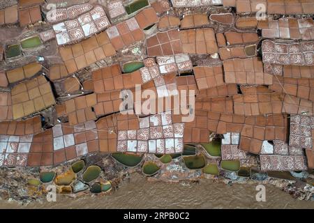 (190523) -- LHASA, 23. Mai 2019 (Xinhua) -- Luftbild zeigt Salzfelder im Mangkam County, südwestchinesische Autonome Region Tibet, 22. Mai 2019. Eine alte Technik der Salzgewinnung seit der Tang-Dynastie (618–907) ist im Mangkam County gut erhalten. Die Einheimischen folgen einer Salzerntemethode, indem sie Solen aus Salzminen und Teichen sammeln und in der Sonne verdampfen, bis sie kristallisieren. (Xinhua/Li Xin) CHINA-TIBET-MANGKAM-SALZPRODUKTION (CN) PUBLICATIONxNOTxINxCHN Stockfoto