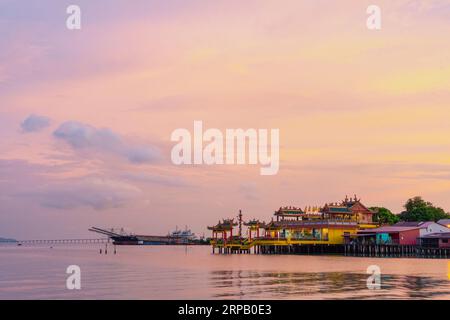 Georgetown Yeoh Jetty, alter Tempel und Sonnenuntergang auf der Insel Penang, Malaysia Stockfoto