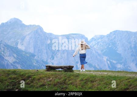 Mädchenwanderung um den Schafkogelsee in Austia Stockfoto