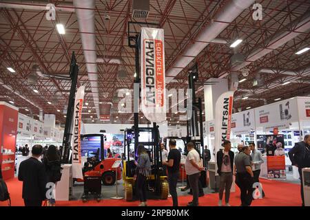 (190523) -- ISTANBUL, 23. Mai 2019 (Xinhua) -- Menschen besuchen die China Products Fair 2019 in Istanbul, Türkei, am 23. Mai 2019. Die China Products Fair 2019 wurde am Donnerstag in Istanbul eröffnet und zog mehr als 300 chinesische Lieferanten und viele Händler aus der Türkei und anderen Ländern an. (Xinhua/Xu Suhui) TURKEY-ISTANBUL-CHINA PRODUCTS FAIR PUBLICATIONxNOTxINxCHN Stockfoto