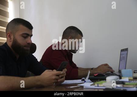 (190523) -- GAZA, 23. Mai 2019 -- palästinensische junge Männer Amin Abed (R) und Mohammed al-Bourno arbeiten an ihrer Kampagne in Gaza-Stadt, 22. Mai 2019. Eine Gruppe palästinensischer Jugendlicher im Gazastreifen hat eine Online-Kampagne gestartet, um die israelische Erzählung zu widerlegen. ZUM MITNEHMEN: Palästinensische Jugendliche starten Kampagne, um israelische Erzählungen zu widerlegen Stringer) MIDEAST-GAZA-ONLINE-KAMPAGNE zhaoyue PUBLICATIONxNOTxINxCHN Stockfoto
