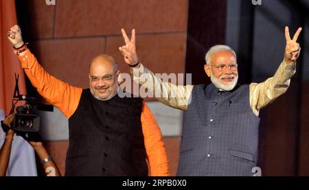 (190524) -- PEKING, 24. Mai 2019 () -- der indische Premierminister Narendra Modi (R) und der Parteivorsitzende der Bharatiya Janata, Amit Shah, begrüßen am 23. Mai 2019 Anhänger im Hauptquartier der Bharatiya Janata Party in Neu-Delhi, Indien. Der indische Premierminister Narendra Modi gab den Sieg seiner Bharatiya Janata Party bei den gerade abgeschlossenen 17. Parlamentswahlen am Donnerstag bekannt. () FOTOS DES TAGES Xinhua PUBLICATIONxNOTxINxCHN Stockfoto