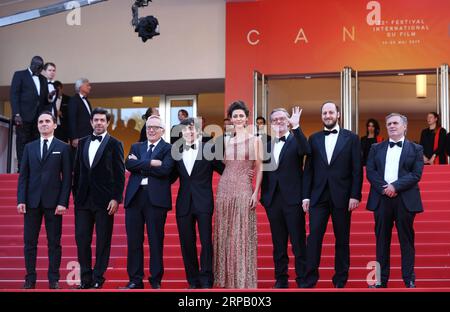 (190524) -- CANNES, 24. Mai 2019 (Xinhua) -- der italienische Regisseur Marco Bellocchio (3. L) und die Schauspieler nehmen an der Premiere des von Marco Bellocchio inszenierten Films der Verräter während der 72. Filmfestspiele in Cannes, Frankreich, am 23. Mai 2019 Teil. Der Verräter wird um die Palme d oder mit anderen 20 Filmen konkurrieren. (Xinhua/Gao Jing) FRANKREICH-CANNES-FILMFESTIVAL- DER VERRÄTER PUBLICATIONxNOTxINxCHN Stockfoto