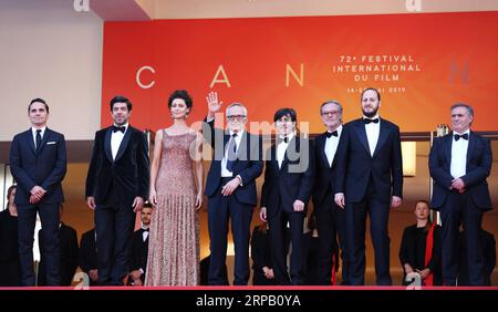 (190524) -- CANNES, 24. Mai 2019 (Xinhua) -- der italienische Regisseur Marco Bellocchio (4. L) und die Schauspieler nehmen an der Premiere des von Marco Bellocchio inszenierten Films der Verräter während der 72. Filmfestspiele in Cannes, Frankreich, am 23. Mai 2019 Teil. Der Verräter wird um die Palme d oder mit anderen 20 Filmen konkurrieren. (Xinhua/Gao Jing) FRANKREICH-CANNES-FILMFESTIVAL- DER VERRÄTER PUBLICATIONxNOTxINxCHN Stockfoto