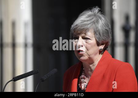 (190524) -- LONDON, 24. Mai 2019 (Xinhua) -- die britische Premierministerin Theresa May spricht am 24. Mai 2019 vor der 10 Downing Street in London. Theresa May sagte am Freitag, dass sie am 7. Juni ihr Amt als konservative Führungspersönlichkeit beenden werde, um Wege für den Wettbewerb zu ebnen, um Großbritanniens nächste Premierministerin zu entscheiden. (Xinhua/Alberto Pezzali) BRITAIN-LONDON-THERESA MAY PUBLICATIONxNOTxINxCHN Stockfoto