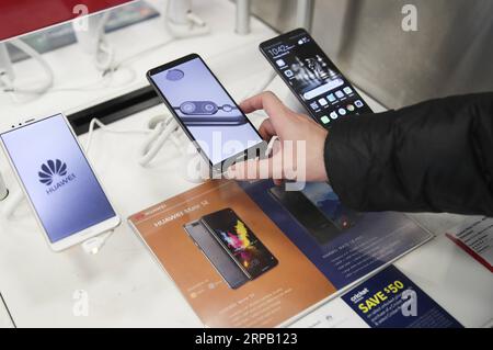 (190524) -- PEKING, 24. Mai 2019 -- Ein Kunde versucht Ein Huawei-Smartphone in einem Best Buy-Geschäft in New York, USA, 22. März 2018. ) Xinhua-Schlagzeilen: Die Einschränkung von Huawei-Rückzündungen auf US-Interessen stört die globale Telekommunikationsbranche WangxYing PUBLICATIONxNOTxINxCHN Stockfoto