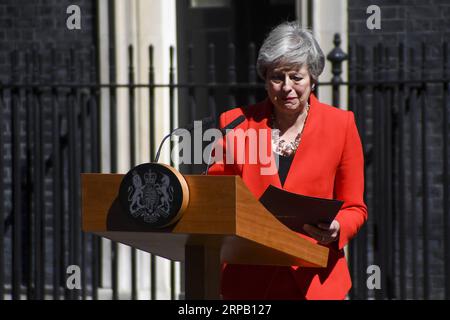 (190524) -- LONDON, 24. Mai 2019 (Xinhua) -- die britische Premierministerin Theresa May spricht am 24. Mai 2019 vor der 10 Downing Street in London. Theresa May sagte am Freitag, dass sie am 7. Juni ihr Amt als konservative Führungspersönlichkeit beenden werde, um Wege für den Wettbewerb zu ebnen, um Großbritanniens nächste Premierministerin zu entscheiden. (Xinhua/Alberto Pezzali) BRITAIN-LONDON-THERESA MAY PUBLICATIONxNOTxINxCHN Stockfoto