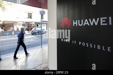 (190524) -- PEKING, 24. Mai 2019 -- Ein Fußgängerspaziergang an einem Huawei-Geschäft in Sydney, Australien, 23. Mai 2019. ) Xinhua-Schlagzeilen: Die Einschränkung von Huawei-Rückzündungen auf US-Interessen stört die globale Telekommunikationsbranche BaixXuefei PUBLICATIONxNOTxINxCHN Stockfoto