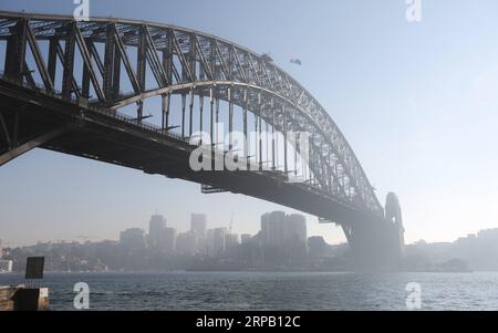 (190524) -- SYDNEY, 24. Mai 2019 -- Foto aufgenommen am 24. Mai 2019 zeigt die neblige Aussicht in Sydney, Australien. Der Rauchschauer, der Sydney Anfang der Woche erstickte, ist wieder da und hat die Stadt wieder in einen dichten Nebel gehüllt, obwohl die New South Wales Rural Fire Service am Mittwoch wegen der schlechten Luftqualität die Brandbekämpfung eingestellt hat. ) AUSTRALIA-SYDNEY-SMOG BaixXuefei PUBLICATIONxNOTxINxCHN Stockfoto