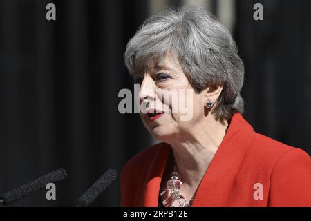 (190524) -- LONDON, 24. Mai 2019 (Xinhua) -- die britische Premierministerin Theresa May spricht am 24. Mai 2019 vor der 10 Downing Street in London. Theresa May sagte am Freitag, dass sie am 7. Juni das Amt der Parteivorsitzenden der Konservativen aufgeben werde, um den Weg für die Wahl ihres Nachfolgers zu ebnen. (Xinhua/Alberto Pezzali) BRITAIN-LONDON-THERESA MAY PUBLICATIONxNOTxINxCHN Stockfoto