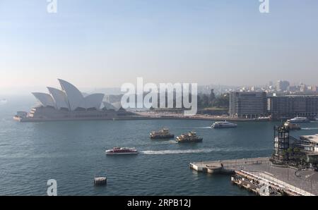 (190524) -- SYDNEY, 24. Mai 2019 -- Foto aufgenommen am 24. Mai 2019 zeigt die neblige Aussicht in Sydney, Australien. Der Rauchschauer, der Sydney Anfang der Woche erstickte, ist wieder da und hat die Stadt wieder in einen dichten Nebel gehüllt, obwohl die New South Wales Rural Fire Service am Mittwoch wegen der schlechten Luftqualität die Brandbekämpfung eingestellt hat. ) AUSTRALIA-SYDNEY-SMOG BaixXuefei PUBLICATIONxNOTxINxCHN Stockfoto