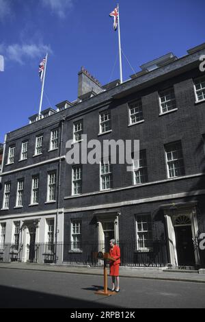 (190524) -- LONDON, 24. Mai 2019 (Xinhua) -- die britische Premierministerin Theresa May spricht am 24. Mai 2019 vor der 10 Downing Street in London. Theresa May sagte am Freitag, dass sie am 7. Juni das Amt der Parteivorsitzenden der Konservativen aufgeben werde, um den Weg für die Wahl ihres Nachfolgers zu ebnen. (Xinhua/Alberto Pezzali) BRITAIN-LONDON-THERESA MAY PUBLICATIONxNOTxINxCHN Stockfoto