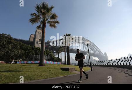 (190524) -- SYDNEY, 24. Mai 2019 -- Ein Mann joggt am 24. Mai 2019 in Sydney, Australien. Der Rauchschauer, der Sydney Anfang der Woche erstickte, ist wieder da und hat die Stadt wieder in einen dichten Nebel gehüllt, obwohl die New South Wales Rural Fire Service am Mittwoch wegen der schlechten Luftqualität die Brandbekämpfung eingestellt hat. ) AUSTRALIA-SYDNEY-SMOG BaixXuefei PUBLICATIONxNOTxINxCHN Stockfoto