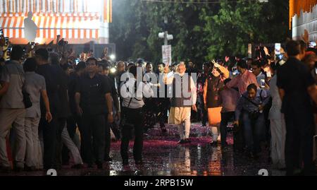 (190524) -- NEU DELHI, 24. Mai 2019 (Xinhua) -- der indische Premierminister Narendra Modi feiert den Sieg im Hauptquartier der Bharatiya Janata Party (BJP) in Neu-Delhi, Indien, am 23. Mai 2019. Die mobile Anwendung der Wahlkommission Indiens (ECI) am frühen Freitag kündigte den Sieg der Bharatiya Janata Party (BJP) bei den gerade abgeschlossenen 17. Parlamentswahlen an. (Xinhua/Zhang Naijie) INDIEN-NEU-DELHI-ALLGEMEINE WAHLEN-BJP-GEWINNER PUBLICATIONxNOTxINxCHN Stockfoto