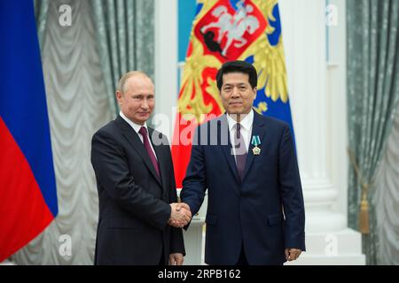 (190524) -- MOSKAU, 24. Mai 2019 (Xinhua) -- der russische Präsident Wladimir Putin (L) stellt dem chinesischen Botschafter in Russland, Li Hui, in Moskau, Russland, am 23. Mai 2019 den Freundschaftsorden vor. (Xinhua/Qu Haiqi) RUSSLAND-MOSKAU-LI HUI-PUTIN-DIE ORDNUNG DER FREUNDSCHAFT PUBLICATIONxNOTxINxCHN Stockfoto