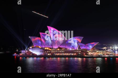 (190524) -- SYDNEY, 24. Mai 2019 -- Foto aufgenommen am 24. Mai 2019 zeigt das Sydney Opera House während der Vivid Sydney Lichtshow in Sydney, Australien. ) AUSTRALIEN-SYDNEY-LICHTSHOW BaixXuefei PUBLICATIONxNOTxINxCHN Stockfoto