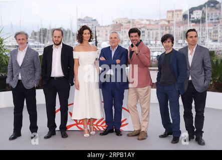 (190524) -- CANNES, 24. Mai 2019 (Xinhua) -- Regisseur Marco Bellocchio (C) und Schauspieler posieren während eines Fotogesprächs für den Verräter beim 72. Cannes Film Festival in Cannes, Frankreich, 24. Mai 2019. Der Film der Verräter des italienischen Regisseurs Marco Bellocchio wird mit 20 anderen Filmen um die Palme d oder konkurrieren. (Xinhua/Gao Jing) FRANCE-CANNES-FILM FESTIVAL-PHOTOCALL- DER VERRÄTER PUBLICATIONxNOTxINxCHN Stockfoto