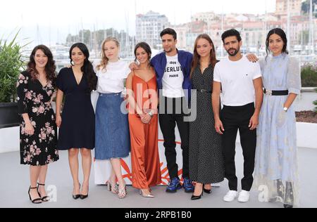 (190524) -- CANNES, 24. Mai 2019 (Xinhua) -- Cast-Mitglieder von Mektoub, My Love: Intermezzo posieren während eines Fotogesprächs beim 72. Cannes Film Festival in Cannes, Frankreich, 24. Mai 2019. Regisseur Abdellatif Kechiches Film Mektoub, My Love: Intermezzo wird um die Palme d oder mit 20 anderen Filmen konkurrieren. (Xinhua/Gao Jing) FRANCE-CANNES-FILM FESTIVAL-PHOTOCALL-METKOUB, MY LOVE: INTERMEZZO PUBLICATIONxNOTxINxCHN Stockfoto