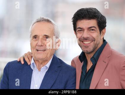 (190524) -- CANNES, 24. Mai 2019 (Xinhua) -- Regisseur Marco Bellocchio (L) und Schauspieler Pierfrancesco Favino posieren während eines Fotogesprächs für den Verräter beim 72. Filmfestival von Cannes, Frankreich, 24. Mai 2019. Der Film der Verräter des italienischen Regisseurs Marco Bellocchio wird mit 20 anderen Filmen um die Palme d oder konkurrieren. (Xinhua/Gao Jing) FRANCE-CANNES-FILM FESTIVAL-PHOTOCALL- DER VERRÄTER PUBLICATIONxNOTxINxCHN Stockfoto