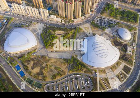 (190524) -- CHANGCHUN, 24. Mai 2019 (Xinhua) -- Luftaufnahme, aufgenommen am 11. Mai 2019, zeigt einen Blick auf das Dongshan Kultur- und Sportzentrum in der Stadt Jilin, nordöstliche Provinz Jilin. Als eine an ökologischen Ressourcen reiche Provinz hat Jilin die Erhaltung von fruchtbarem Boden, natürlichen Waldressourcen und Wassersystemen gefördert, um eine solide Grundlage für seine nachhaltige Entwicklung zu schaffen. Jilin City liegt an der Kreuzung der Changbai-Berge und der Songnen-Ebene und ist ein wichtiges Wasserspargebiet für das Becken des Songhua-Flusses. Viele Flüsse und Zuflüsse des Songhua River, des Lalin River und des Mudanj Stockfoto