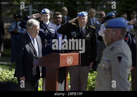 (190524) -- VEREINTEN NATIONEN, 24. Mai 2019 (Xinhua) -- Generalsekretär der Vereinten Nationen Antonio Guterres (1. L) hält eine Schweigeminute während einer feierlichen Zeremonie zum Gedenken an gefallene Friedenstruppen im UN-Hauptquartier in New York, 24. Mai 2019, ein. Die Vereinten Nationen ehrten am Freitag ihre gefallenen Friedenstruppen mit einer feierlichen Zeremonie anlässlich des Internationalen Tages der UN-Friedenstruppen. (Xinhua/Li Muzi) UN-GEFALLENE FRIEDENSTRUPPEN - GEDENKFEIER PUBLICATIONxNOTxINxCHN Stockfoto