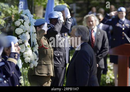 (190524) -- VEREINTEN NATIONEN, 24. Mai 2019 (Xinhua) -- Generalsekretär der Vereinten Nationen Antonio Guterres (Front) legt während einer feierlichen Zeremonie einen Kranz zum Gedenken an gefallene Friedenstruppen im UN-Hauptquartier in New York, 24. Mai 2019. Die Vereinten Nationen ehrten am Freitag ihre gefallenen Friedenstruppen mit einer feierlichen Zeremonie anlässlich des Internationalen Tages der UN-Friedenstruppen. (Xinhua/Li Muzi) UN-GEFALLENE FRIEDENSTRUPPEN - GEDENKFEIER PUBLICATIONxNOTxINxCHN Stockfoto