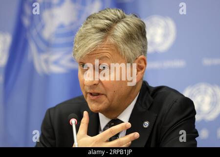 (190524) -- VEREINTE NATIONEN, 24. Mai 2019 -- Jean-Pierre Lacroix, Untergeneralsekretär der VEREINTEN NATIONEN für Friedenssicherung, spricht auf einer Pressekonferenz anlässlich des Internationalen Tages der UN-Friedenssicherungskräfte am 24. Mai 2019 im Hauptquartier der VEREINTEN NATIONEN in New York. Die Rückstände im UN-Friedenshaushalt gefährden die Fähigkeit der Truppenstaaten und der Polizei, das zu erreichen, was von ihnen erwartet wird, sagte Jean-Pierre Lacroix am Freitag. UN-INTERNATIONALER TAG DER FRIEDENSTRUPPEN-LACROIX-PRESSEKONFERENZ LIXMUZI PUBLICATIONXNOTXINXCHN Stockfoto