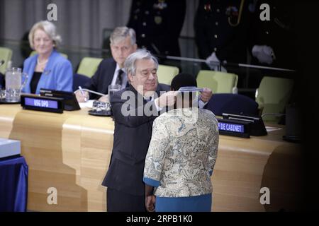 (190524) -- VEREINTE NATIONEN, 24. Mai 2019 -- Chitete Mwenechanya (R), erhält die Diagne-Medaille, die ihrem verstorbenen Ehemann vom Generalsekretär der Vereinten Nationen Antonio Guterres während einer Zeremonie im UN-Hauptquartier in New York am 24. Mai 2019 verliehen wird. Ein malawischer Soldat, der sein Leben gab, um einen Waffengenossen bei einer UN-Operation in der Demokratischen Republik Kongo (DRK) im November 2018 zu retten, wurde posthum am Freitag mit der höchsten und angesehensten Anerkennung für die UN-Friedenssicherung ausgezeichnet. Die Captain Mbaye Diagne Medaille für außergewöhnlichen Mut wurde an private Chancy Chitete verliehen. Seine Familie Recei Stockfoto